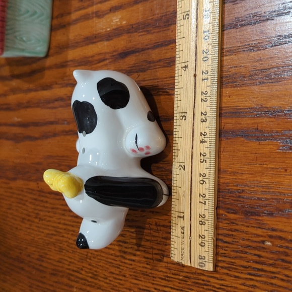 Ceramic dog on dog house salt and pepper shakers - Picture 4 of 5